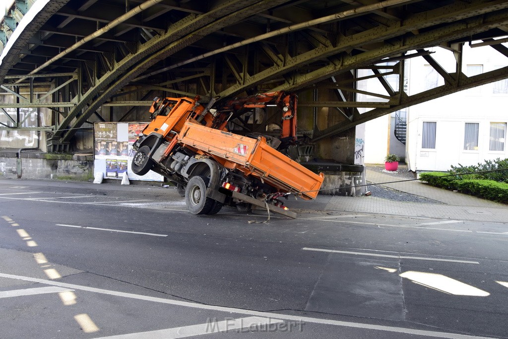 LKW blieb unter Bruecke haengen Koeln Deutz Deutz Muelheimerstr P076.JPG - Miklos Laubert